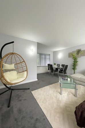 Smart TV, fireplace, ping pong - Pleasant 3-bedroom house in Hale Barns perfect for relaxing stays (Hale Barns)