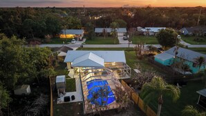 Zona residencial con casas, una piscina y patio cercado.