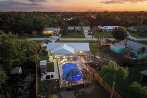 Zona residencial con casas, una piscina y patio cercado.