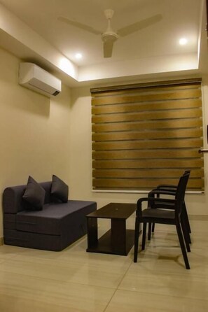 Habitación Deluxe con 1 cama doble o 2 individuales | Escritorio, tabla de planchar con plancha, wifi gratis