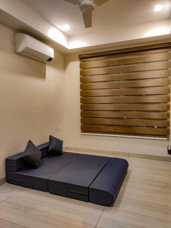 Habitación Deluxe con 1 cama doble o 2 individuales | Escritorio, tabla de planchar con plancha, wifi gratis