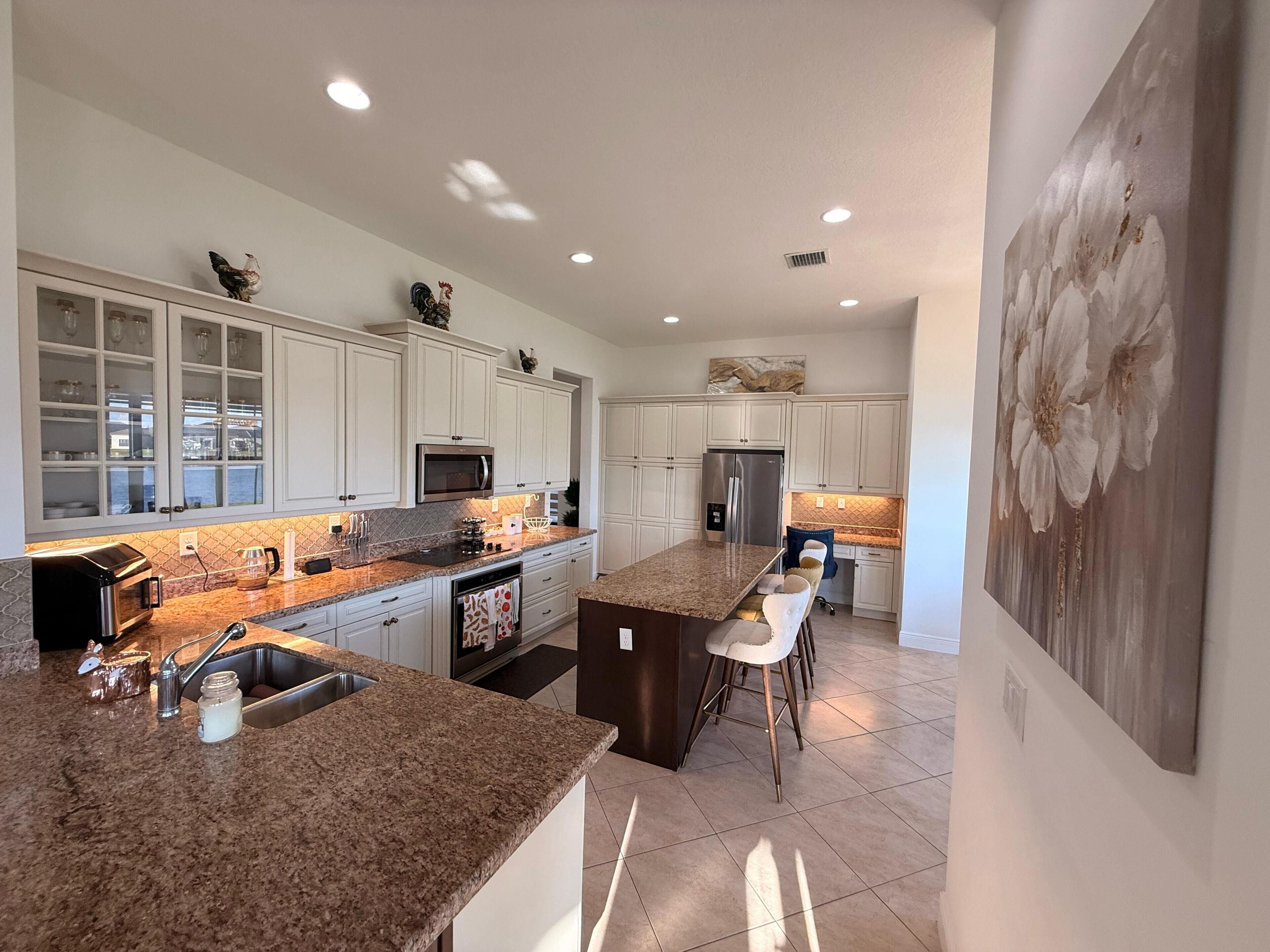 Køleskab, mikrobølgeovn, ovn, kogeplade