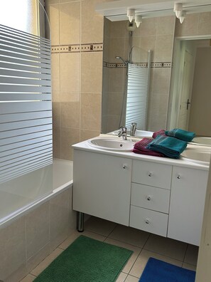 Hair dryer, towels, soap, shampoo - Menton 3-room apartment 10 kms from Monaco fully renovated and equipped (Menton)