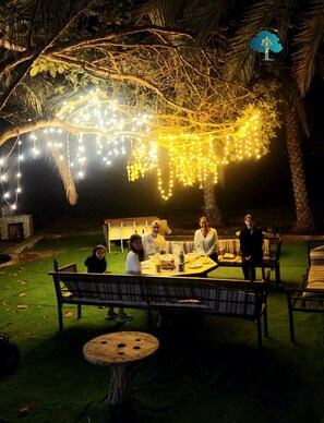 تناول الطعام بالخارج