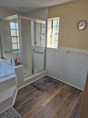 Jetted bath, towels, soap, toilet paper - Pleasant 3-bedroom 2 bath house with AC in charming Okeechobee Florida (Okeechobee)