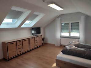 Bügeleisen/Bügelbrett, Reisekinderbett, kostenloses WLAN, Bettwäsche
