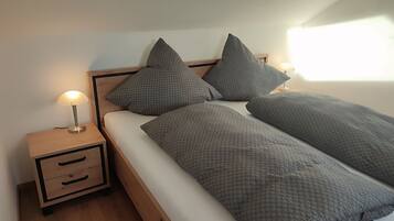 Travel crib, WiFi, bed sheets