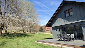 Outdoor dining - Vacation home Franzi with barbecue, garden and terrace, quiet location on the outskirts up to 6 pers (Grebenhain)