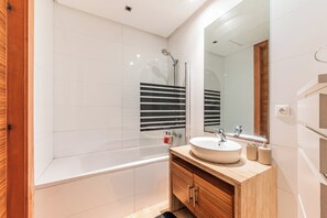 Haartrockner, Handtücher, Seife, Toilettenpapier