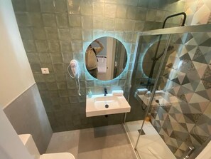 샤워 시설, 헤어드라이어, 타월, 비누