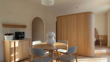 Suite – junior, bakgårdsutsikt | Spiseområde