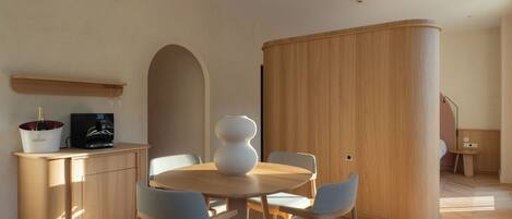 Junior Suite, Courtyard View | Dining