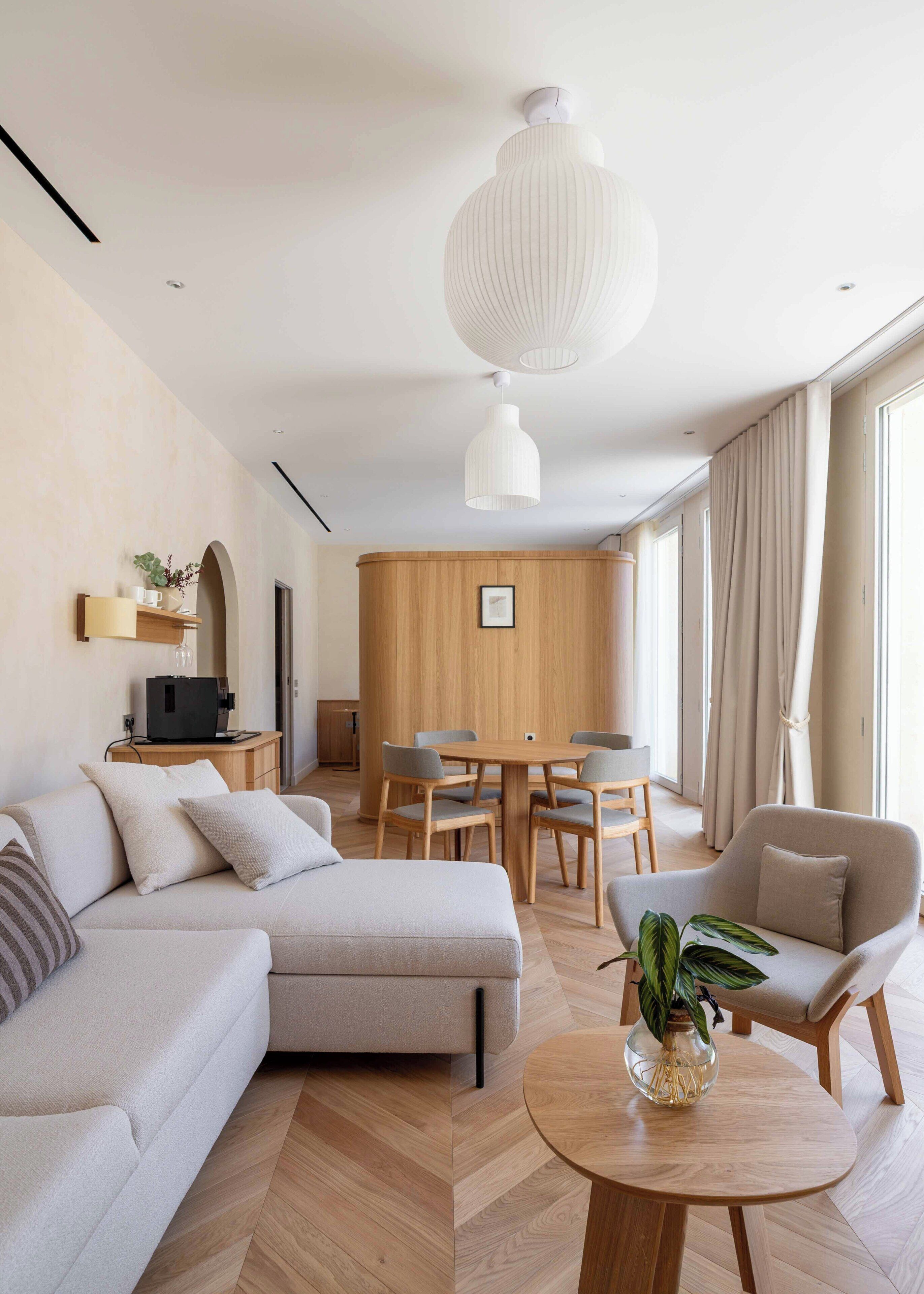 Suite junior, vista al patio | Minibar, caja de seguridad en la habitación, escritorio y wifi gratis 