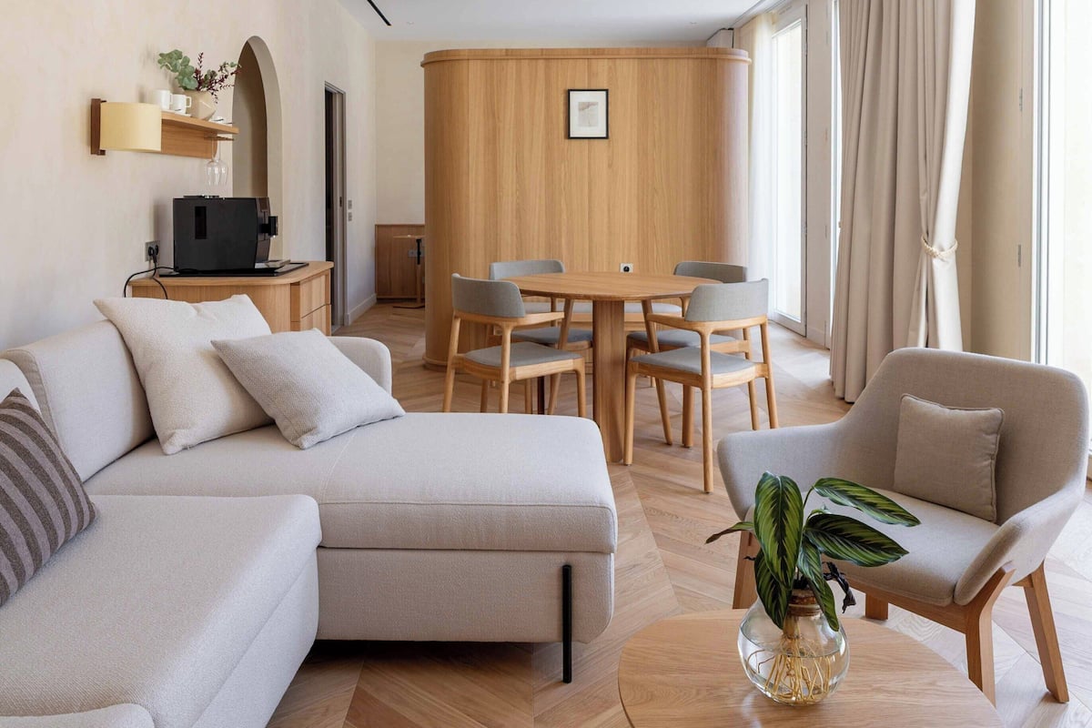 Suite Junior, vue cour intérieure | Minibar, coffres-forts dans les chambres, bureau, Wi-Fi gratuit