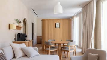 Suite junior, vista al patio | Minibar, caja de seguridad en la habitación, escritorio y wifi gratis