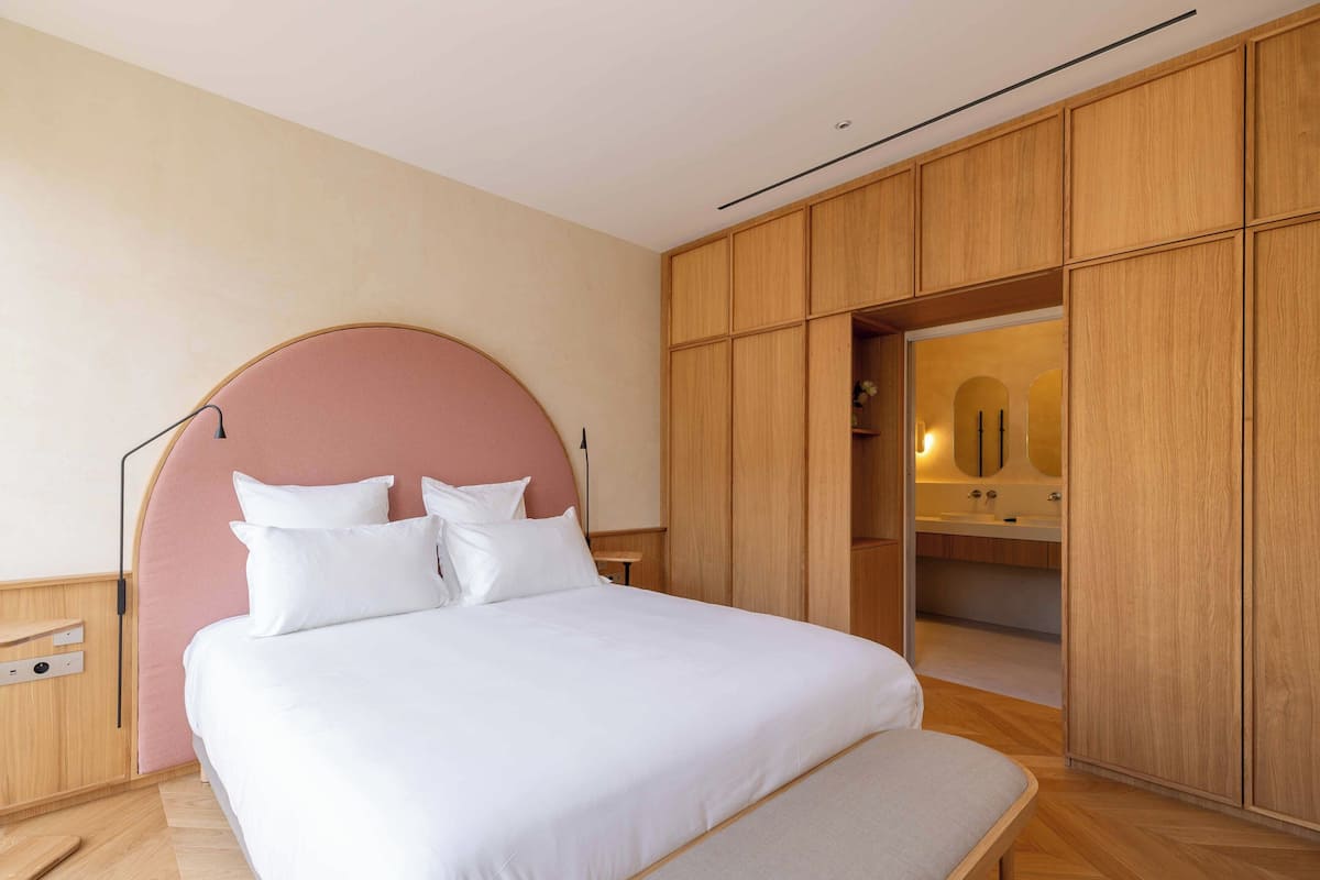 Minibar, caja de seguridad en la habitación, escritorio y wifi gratis