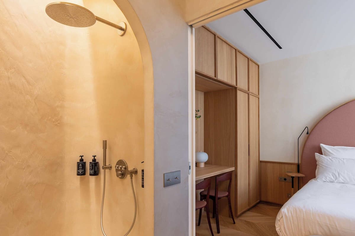 Chambre Confort Double ou avec lits jumeaux, vue cour intérieure | Minibar, coffres-forts dans les chambres, bureau, Wi-Fi gratuit