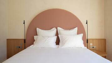 Suite Junior, vue cour intérieure | Minibar, coffres-forts dans les chambres, bureau, Wi-Fi gratuit