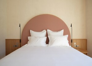 Junior-Suite, Blick auf den Innenhof | Minibar, Zimmersafe, Schreibtisch, kostenloses WLAN