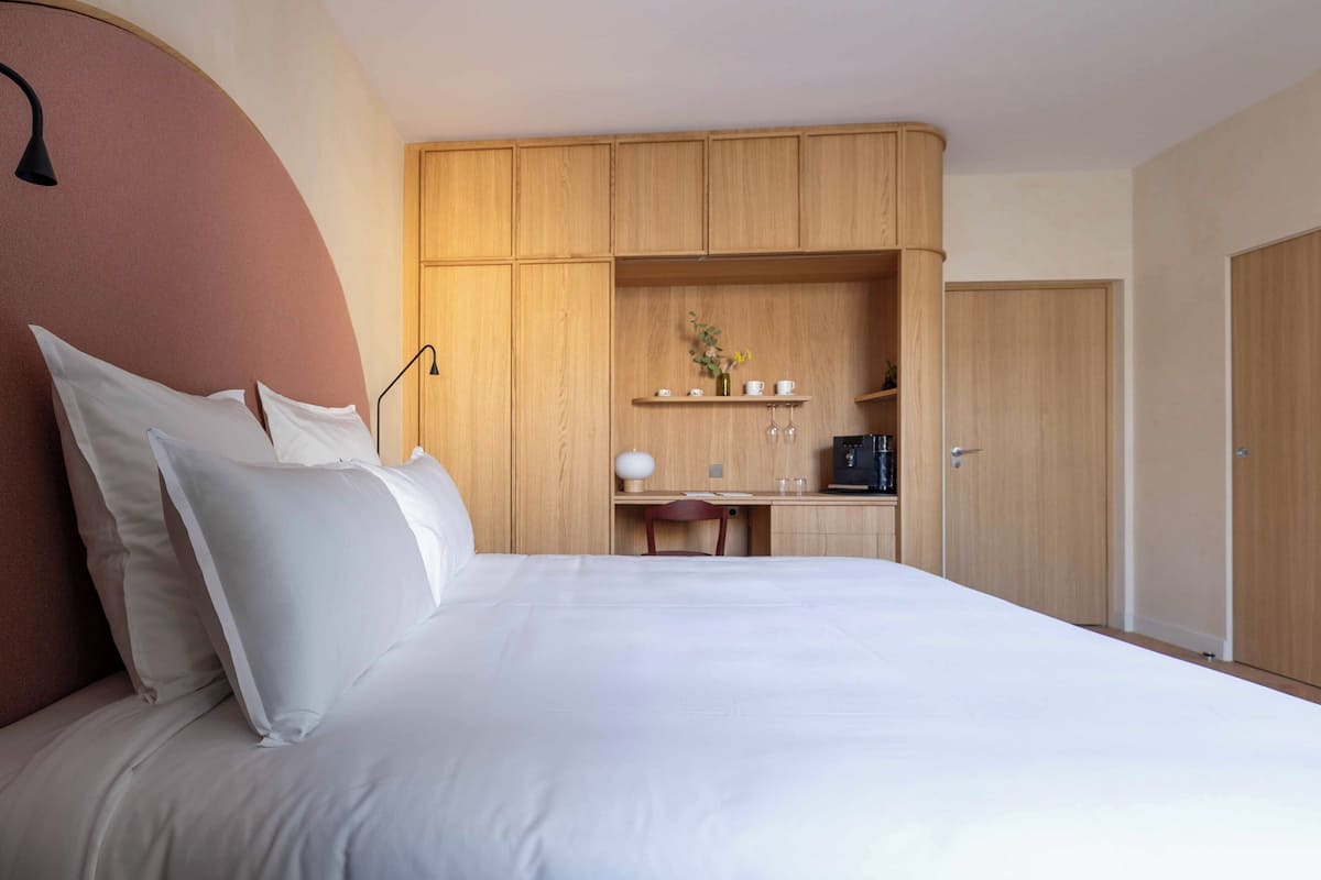 Chambre Supérieure Double ou avec lits jumeaux, vue cour intérieure | Minibar, coffres-forts dans les chambres, bureau, Wi-Fi gratuit