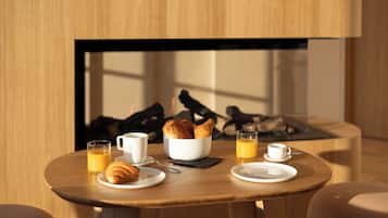 Dagelijks continentaal ontbijt (EUR 25 per persoon)