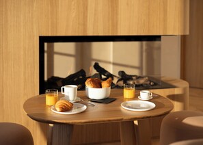 Tägliches kontinentales Frühstück (25 EUR pro Person)