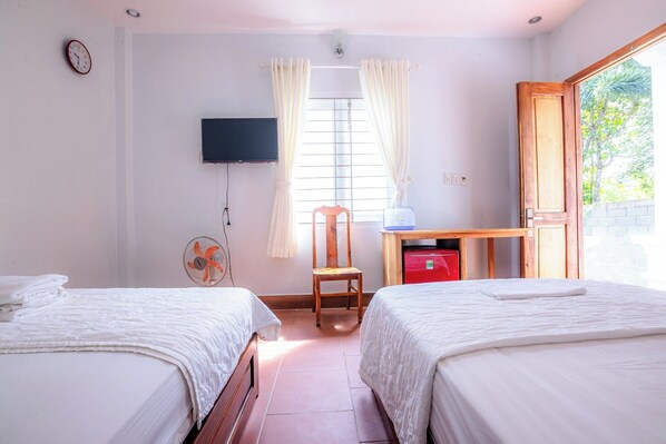 Quarto casal ou duplo básico, sacada, vista para o pátio | Escrivaninha