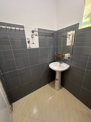 Chuveiro/banheira combinados, toalhas de banho, sabonete, shampoo