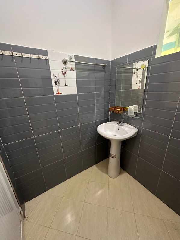 Kombinert dusj/badekar, håndklær, såpe og sjampo