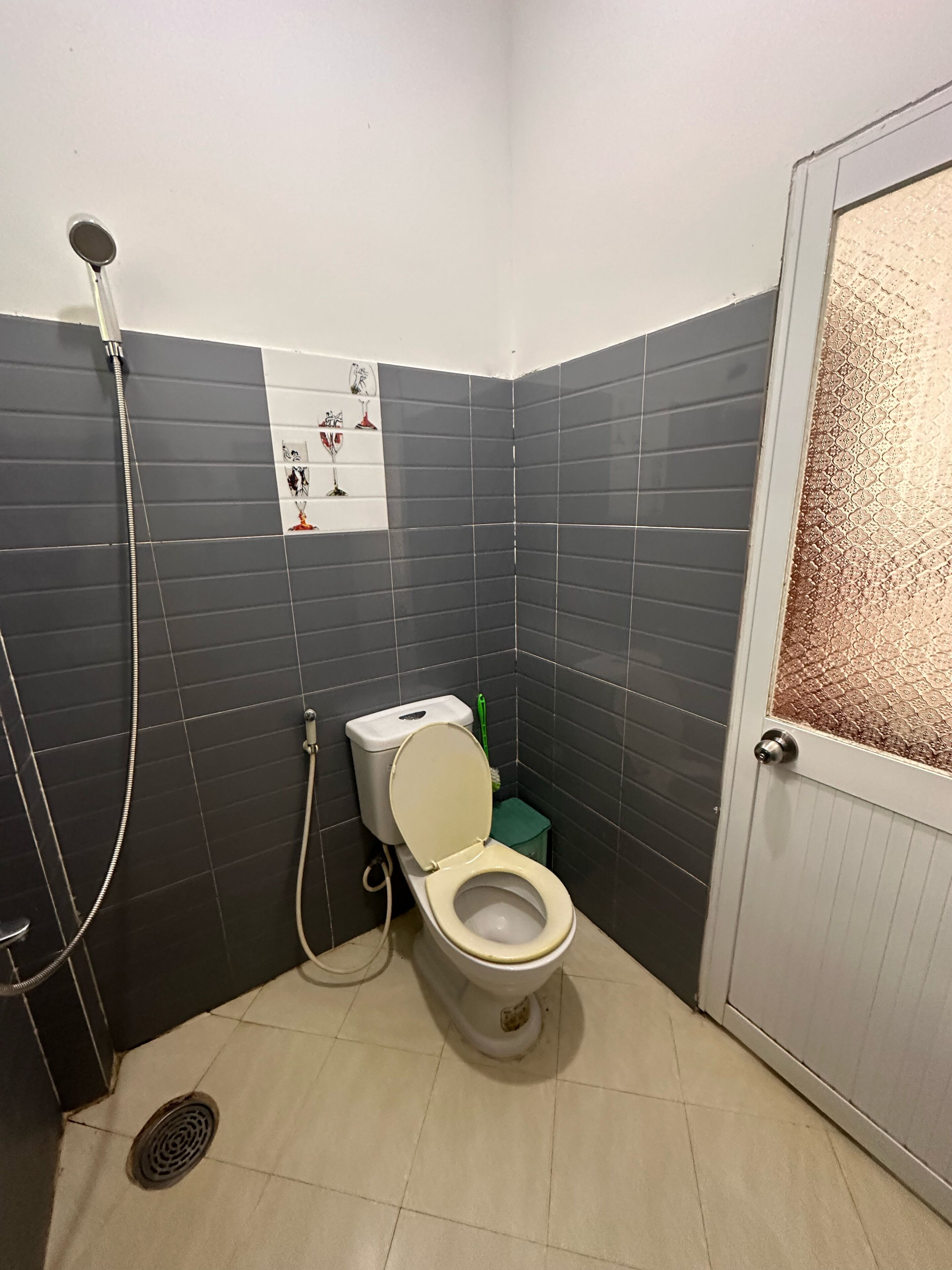 Combined shower/bathtub, towels, soap, shampoo