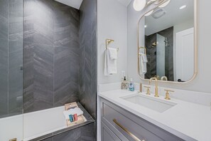 Douche, sèche-cheveux, serviettes fournies