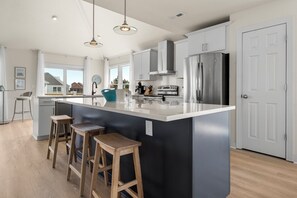 Fridge, microwave, oven, stovetop - Elevenses: Ocean and Sound Views | Ensuite Bedrooms (Corolla)