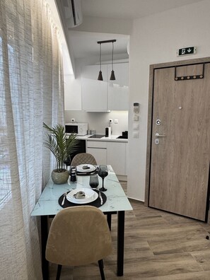 Jääkaappi, mikroaaltouuni, kahvin-/teenkeitin, vedenkeitin