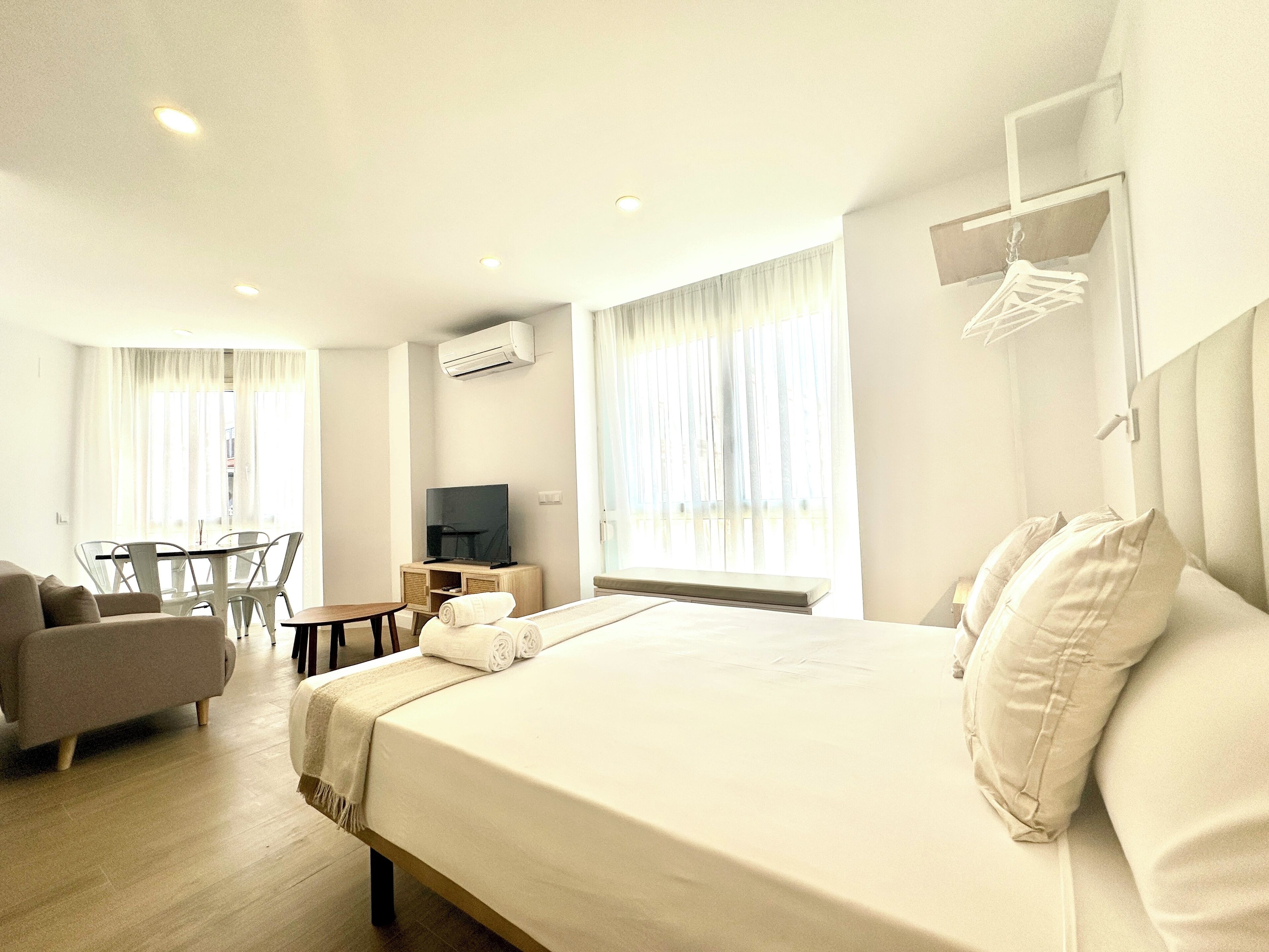 Een bureau, een laptopwerkplek, gratis wifi