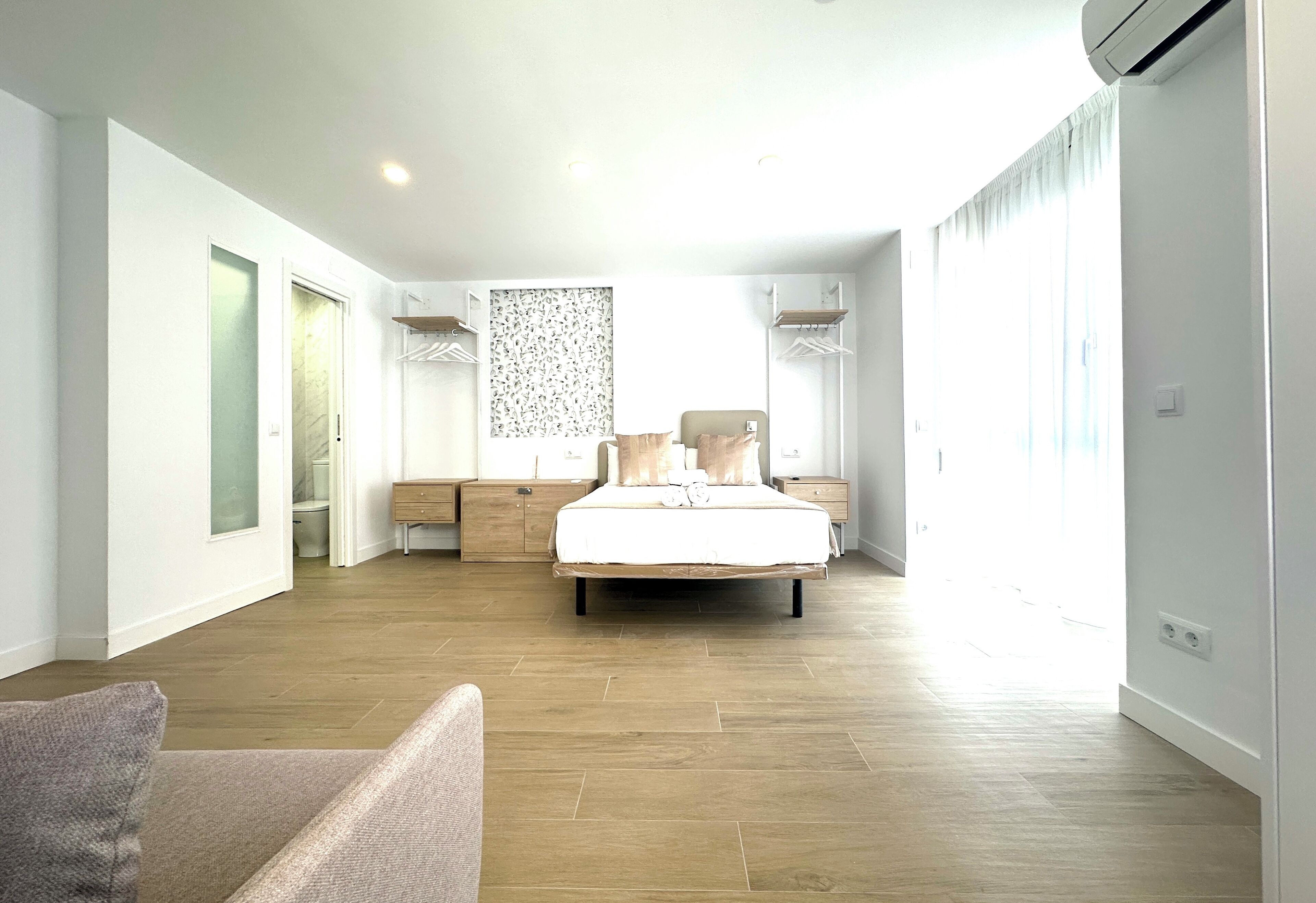 書桌、筆電工作空間、免費無線上網