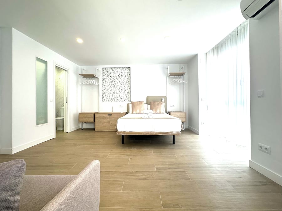 Escritorio, espacio para trabajar con laptop y wifi gratis