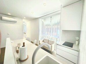 Peti sejuk mini, ketuhar gelombang mikro, dapur 