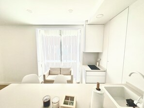 Peti sejuk mini, ketuhar gelombang mikro, dapur 