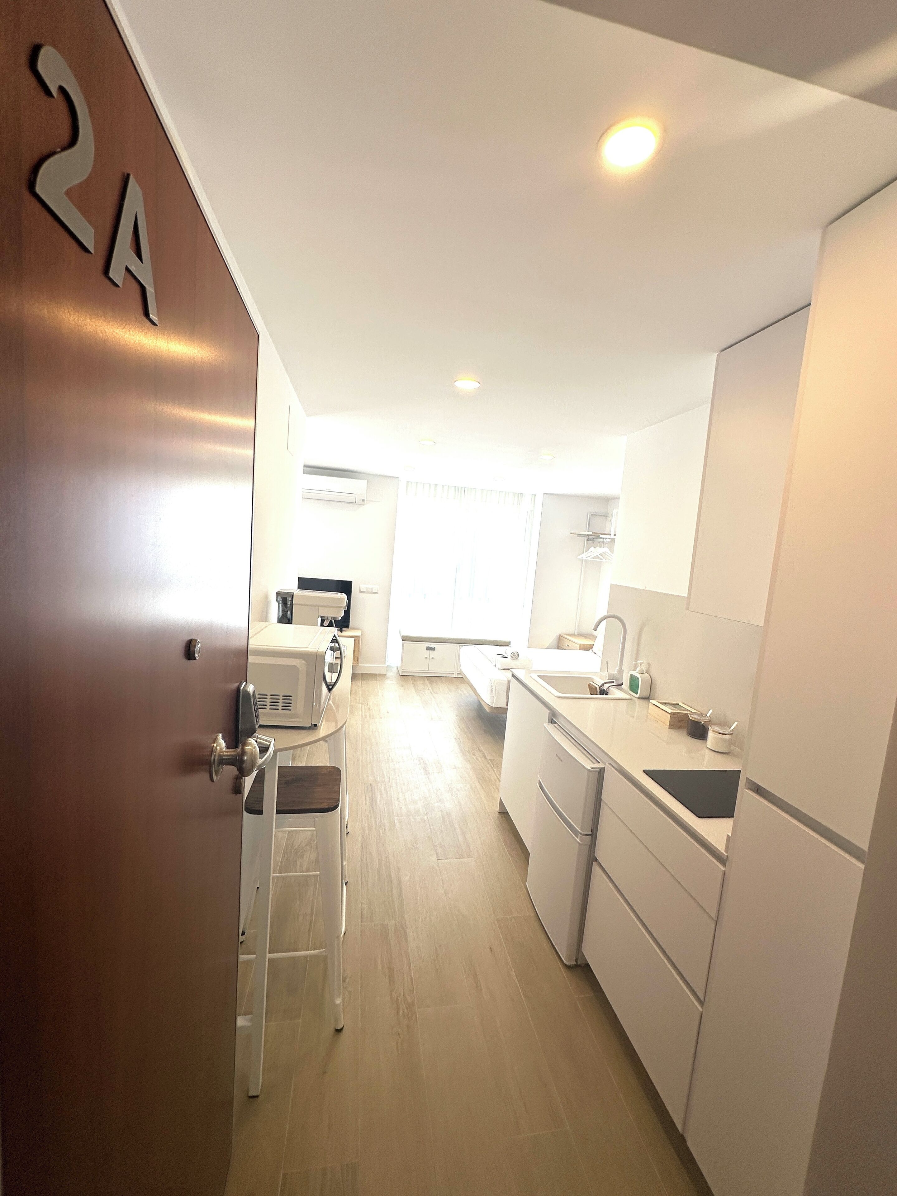 Een mini-koelkast, een magnetron, een kookplaat