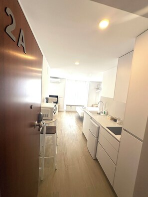 Een mini-koelkast, een magnetron, een kookplaat