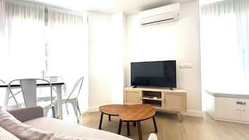 Comfort Studio, 1 Queen Bed, Non Smoking | Living area