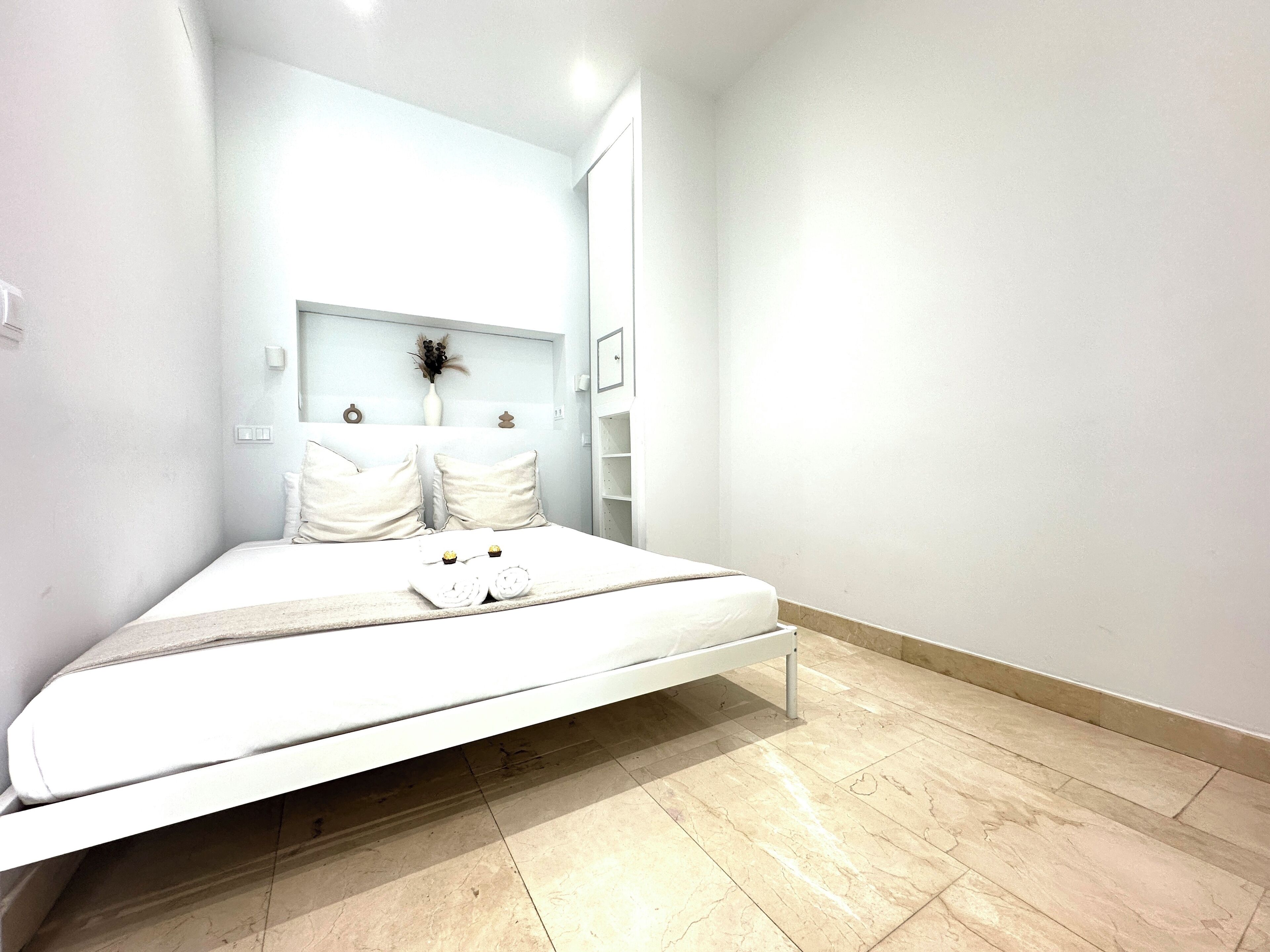 Familie appartement, 1 tweepersoonsbed, niet-roken | Een bureau, een laptopwerkplek, gratis wifi