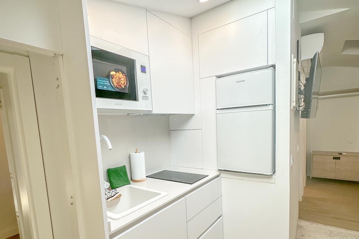 Private kitchen | Mini-fridge, microwave, stovetop, cookware/dishes/utensils