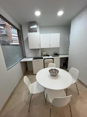 Mini-frigorifero, microonde, piano cottura, pentole/stoviglie/utensili