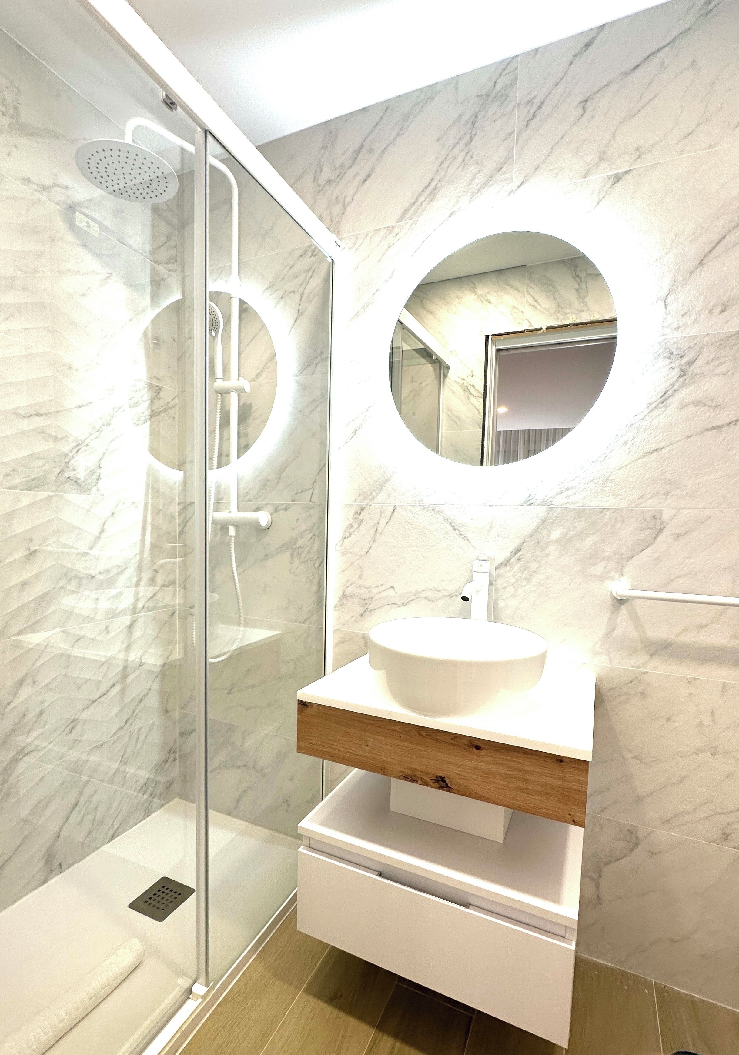 Douche, sèche-cheveux, serviettes fournies, savon