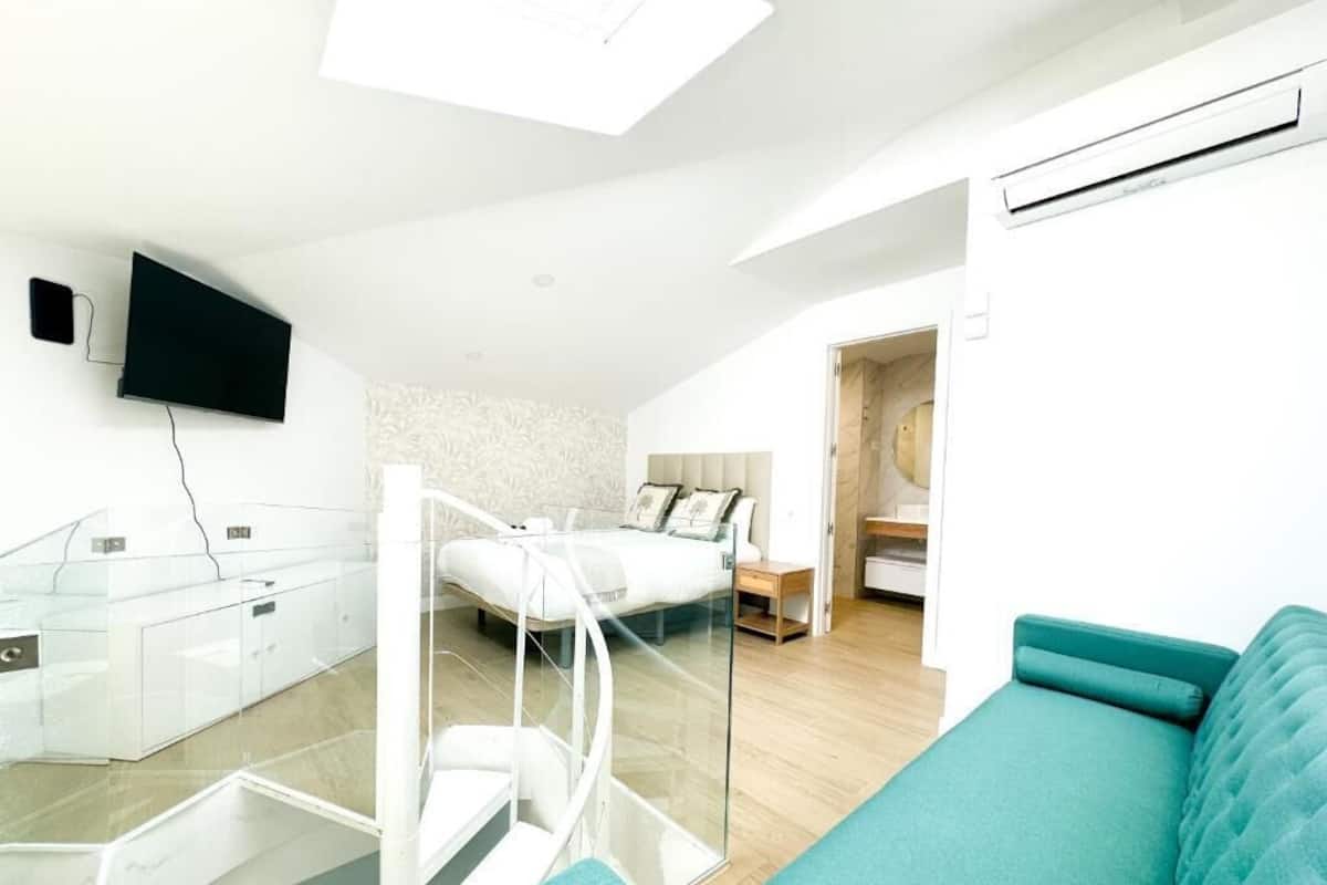 Junior penthouse, 1 slaapkamer, niet-roken | Een bureau, een laptopwerkplek, gratis wifi