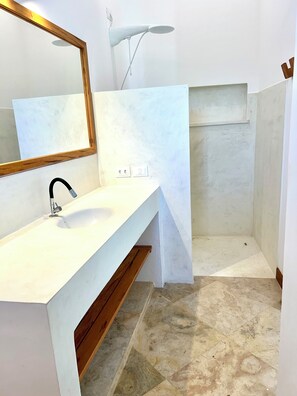 Douche, serviettes fournies, papier toilette