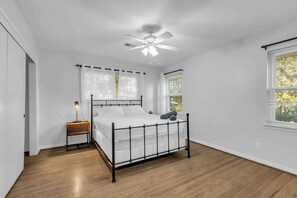 Skrivebord, strykejern/-brett, wi-fi og sengetøy