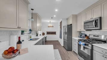 Kjøleskap, mikrobølgeovn, ovn og kokeplater