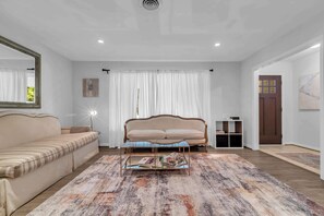 TV, offices - Lillys Maison 3 with Huge Yard (Houston)